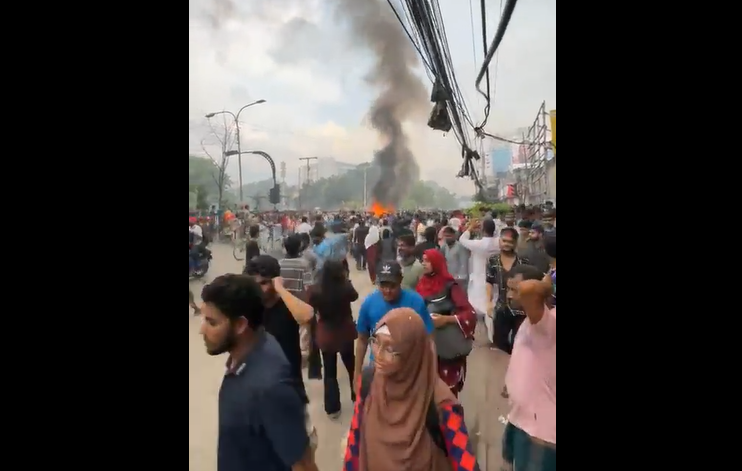 আসাদগেটে গাড়িতে আগুন